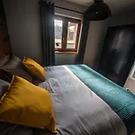 Krzywe Zwierciadlo Apartman *
