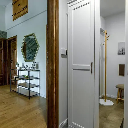 Krzywe Zwierciadlo מארנגובו