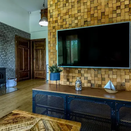 Krzywe Zwierciadlo מארנגובו