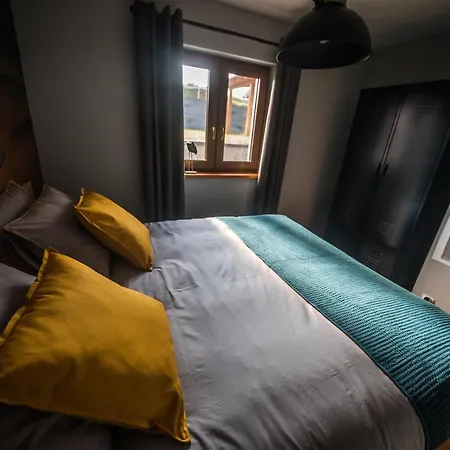 Krzywe Zwierciadlo Lejlighed *